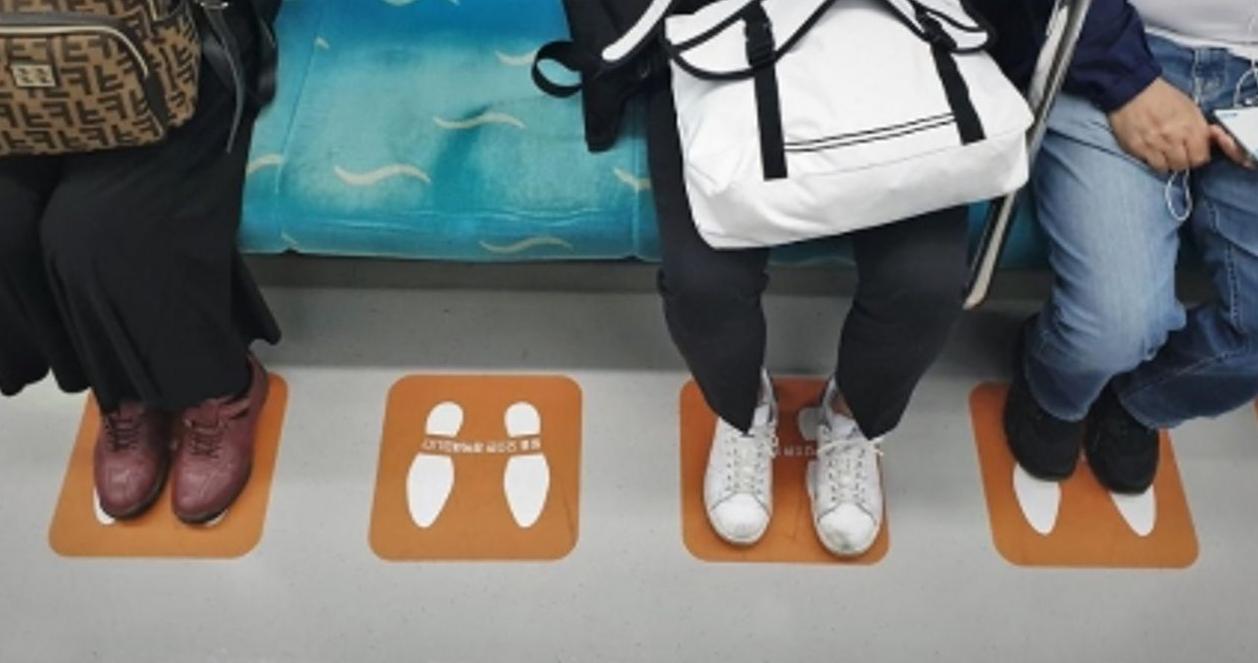 Vấn đề ngồi dạng chân trên tàu điện ngầm và cách giải quyết của chính phủ Hàn Quốc