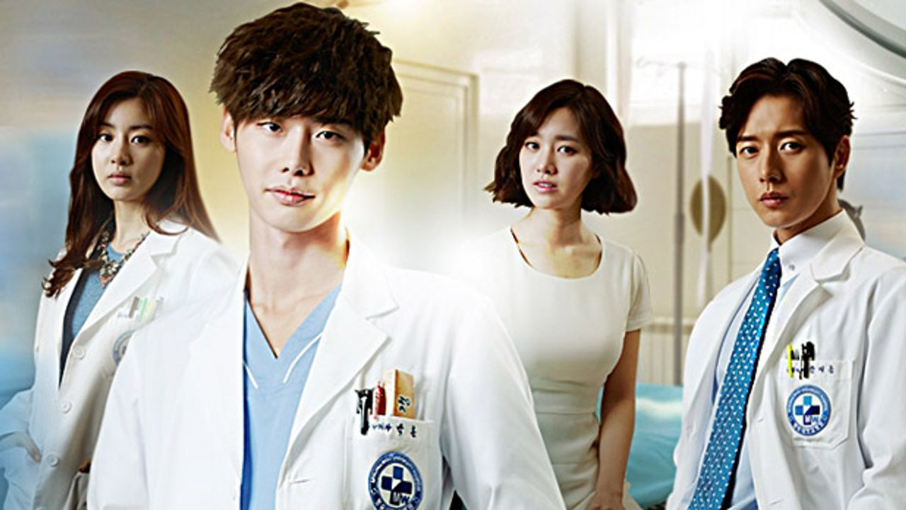 韩剧《异乡人医生》角色合照，展示了身穿白大褂的主要演员。