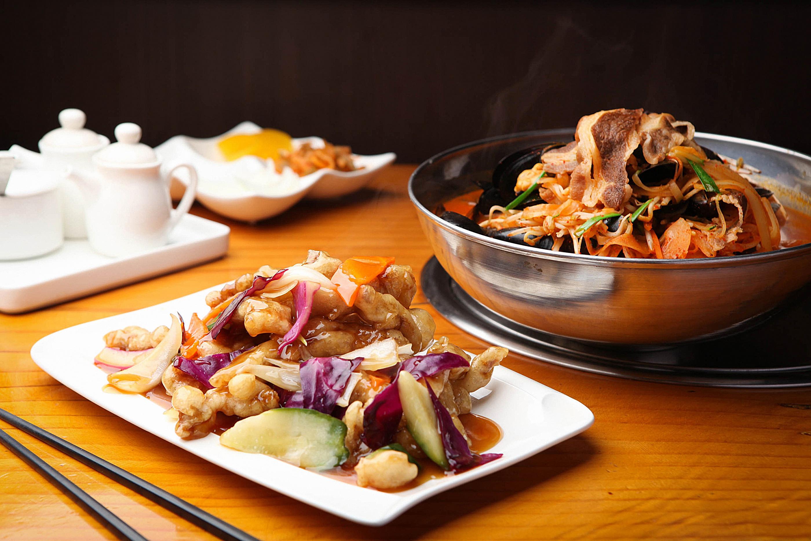 海鮮麵與糖醋肉：一碗辛辣的海鮮麵配上糖醋炸肉，典型的韓式中華料理組合，色香味俱全。