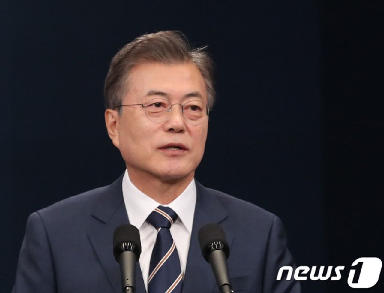 文在寅政府代表在發表會上講話