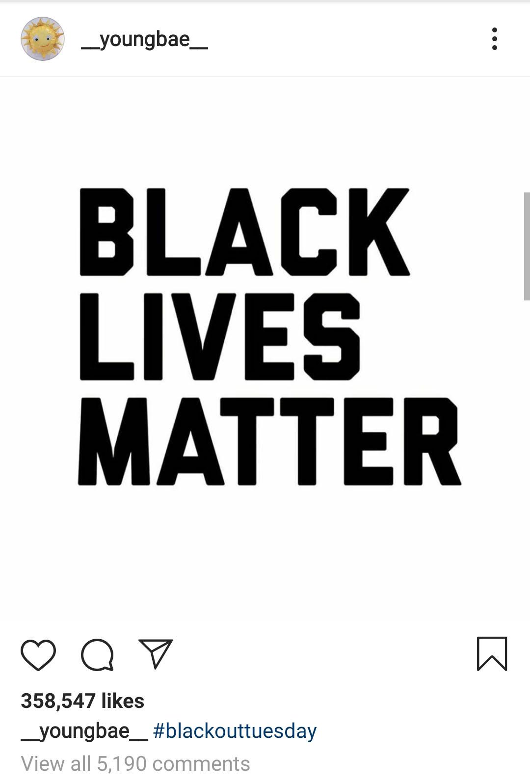 Postingan Instagram dari __youngbae__ dengan teks 'BLACK LIVES MATTER' menyoroti dukungan terhadap gerakan Black Lives Matter pada hari Blackout Tuesday.