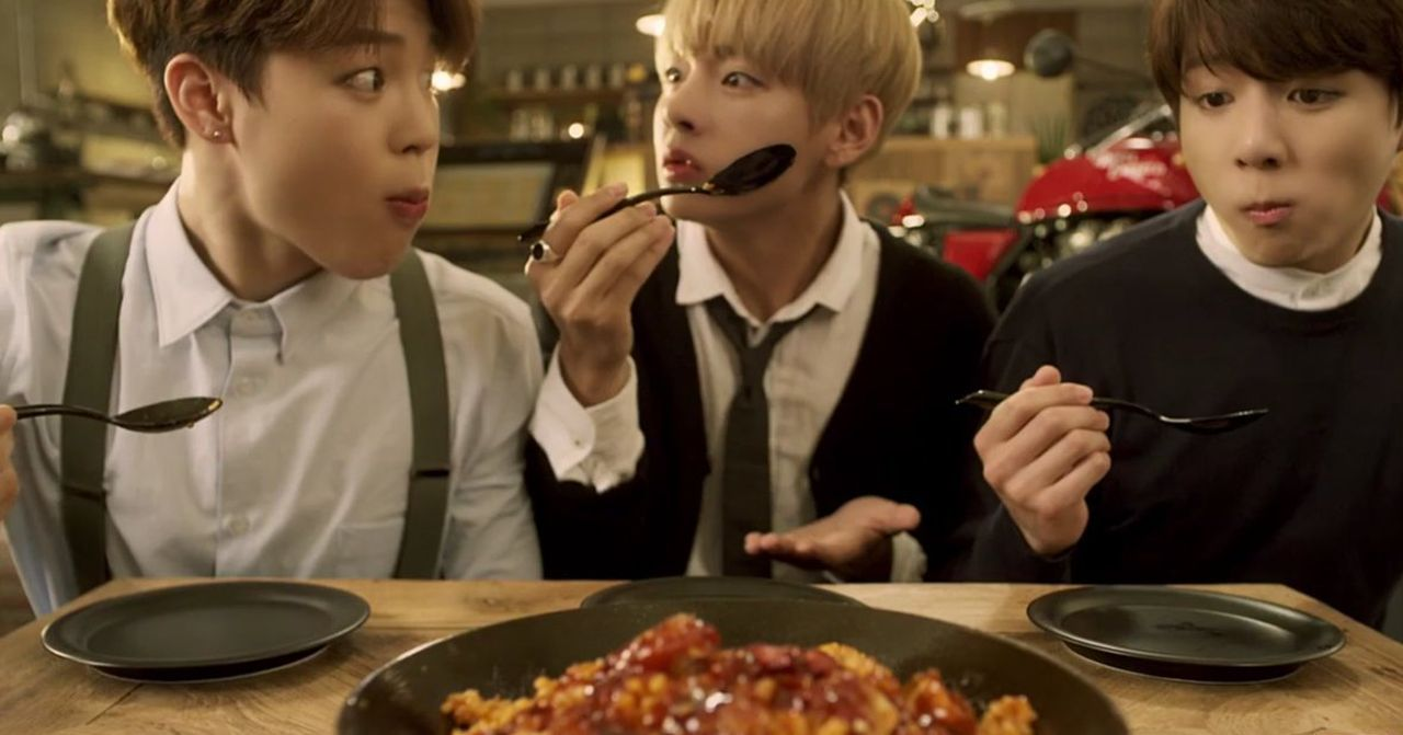 จานไก่ทอดและซอสคลุกเคล้าเรียงสวยงามบนโต๊ะ มื้ออาหารเต็มรูปแบบในสไตล์เกาหลี ที่มีรสชาติเผ็ดหวานอร่อย อาจพบได้ในร้านอาหารในเกาหลีใต้