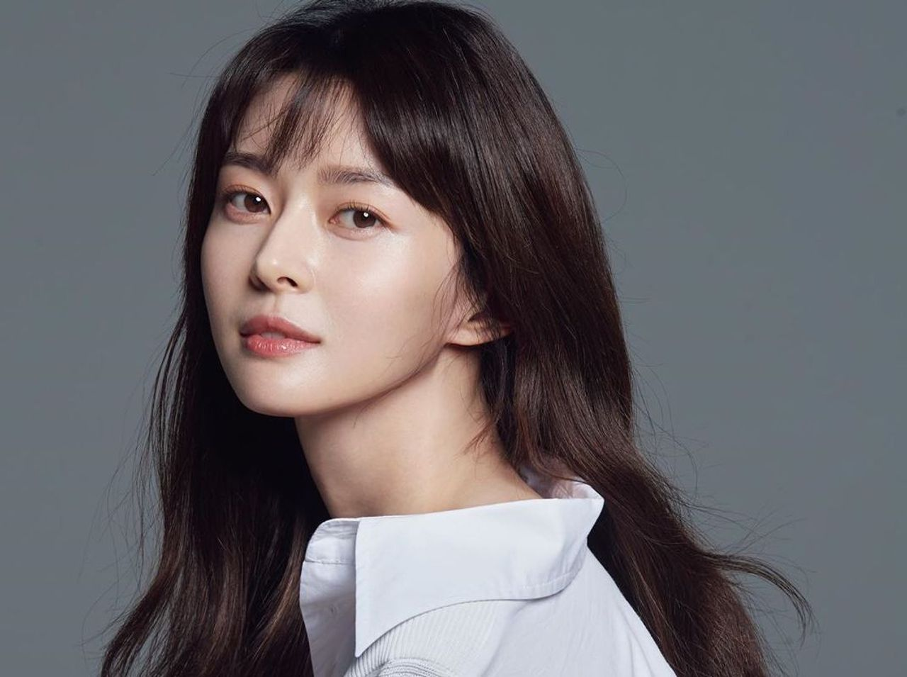 จานอาหารเกาหลีที่มีเสิร์ฟแบบดั้งเดิม ประกอบด้วยหมูหมัก เสิร์ฟในจานสีดำ มาพร้อมกับจานเล็กๆและตะเกียบ สามารถพบได้ในร้านอาหารหรือซุปเปอร์มาเก็ตในเกาหลีใต้