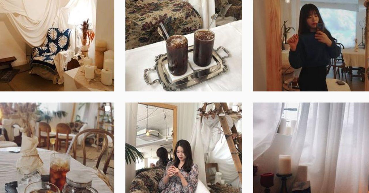 คาเฟ่บรรยากาศสบายๆ พร้อมสองแก้วกาแฟบนโต๊ะไม้ ออกแบบสวยงามเหมาะสำหรับการถ่ายรูปและพักผ่อนในเกาหลีใต้