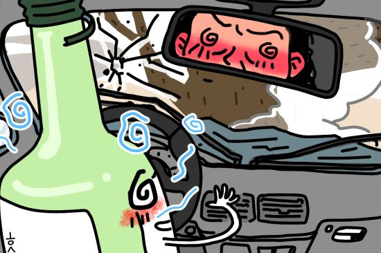 夜間道路上,多輛車在行駛,強調交通事故的潛在危險,特別是在酒後駕車情況下。