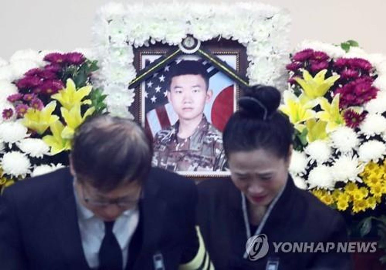 描繪酒後駕車的漫畫,顯示汽車駕駛員因飲酒而產生混亂和危險情況,強調酒駕的危害性。