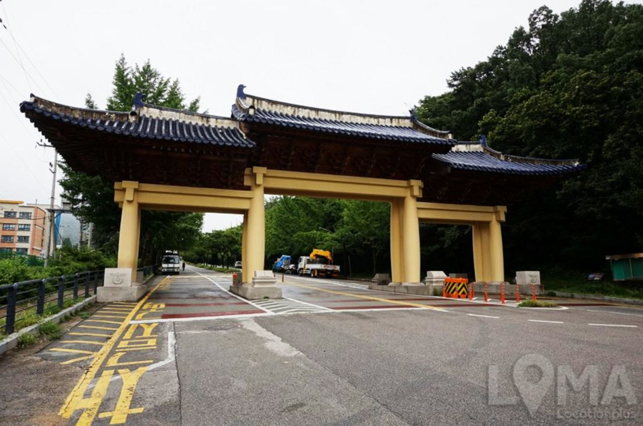 梅峰站附近7-11便利店，周圍環境反映出日常旅行中韓國街邊小店的背景