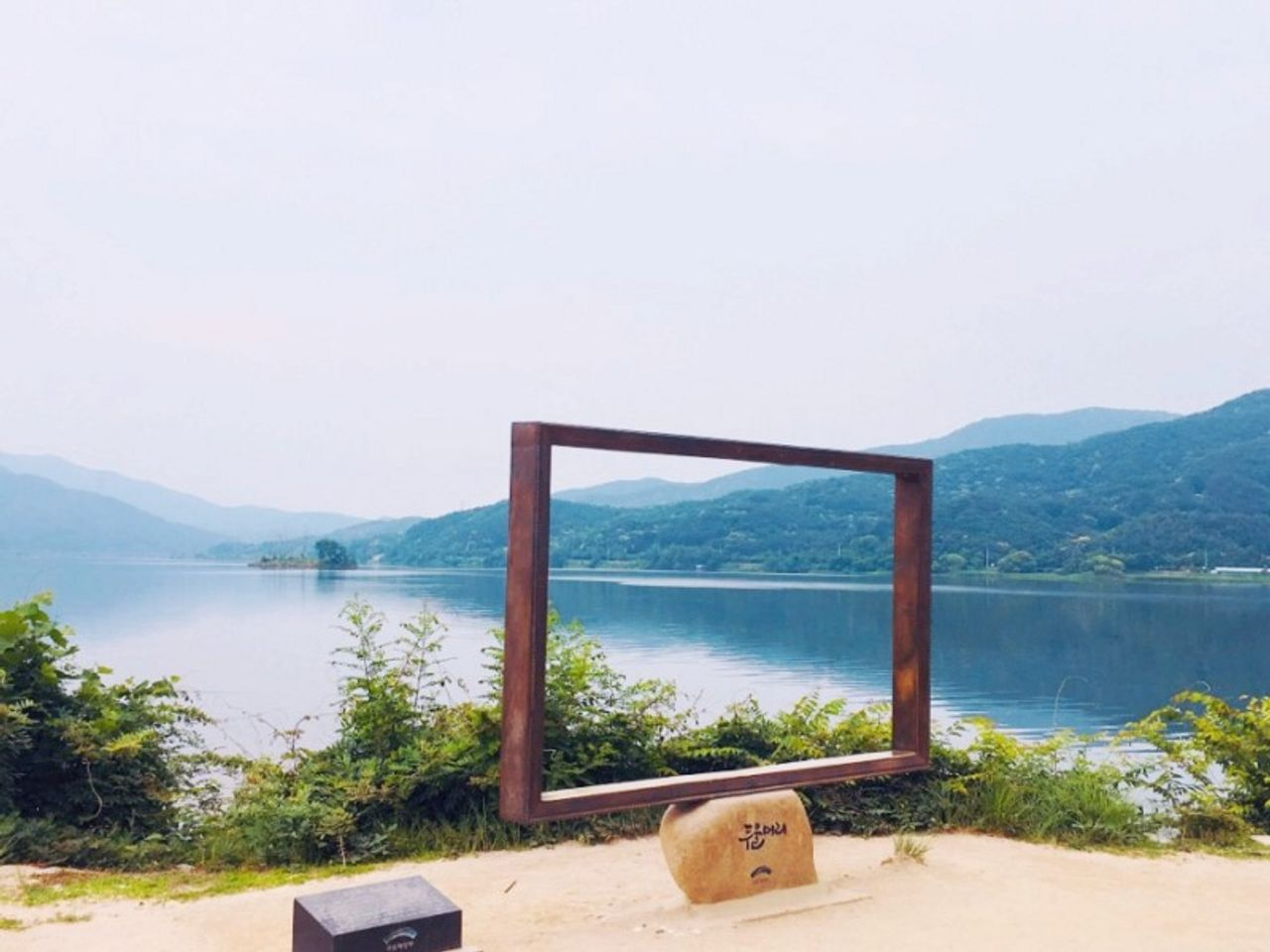 春川兩水頭一幅巨大的相框對準河流和群山的景觀視圖