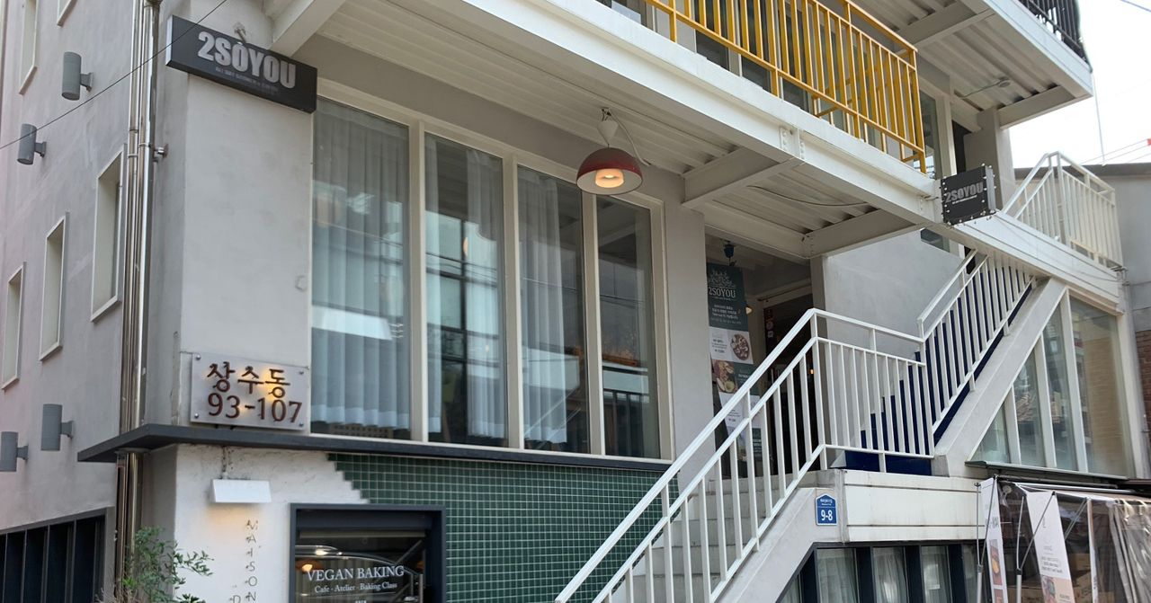 2SOYOU Cafe 外觀，典雅現代的外觀設計，在首爾隱藏的咖啡店，等待著你的到來。