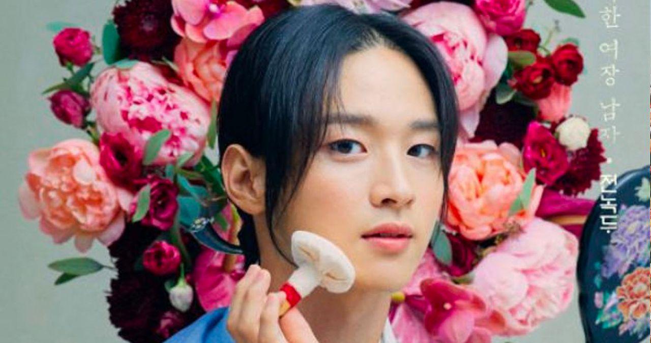 หญิงสาวในเสื้อฮันบกสีสดใส ยืนหน้าดอกไม้ในบรรยากาศโรแมนติก แสดงถึงเสน่ห์ความเป็นเกาหลีและความงามที่สง่างาม