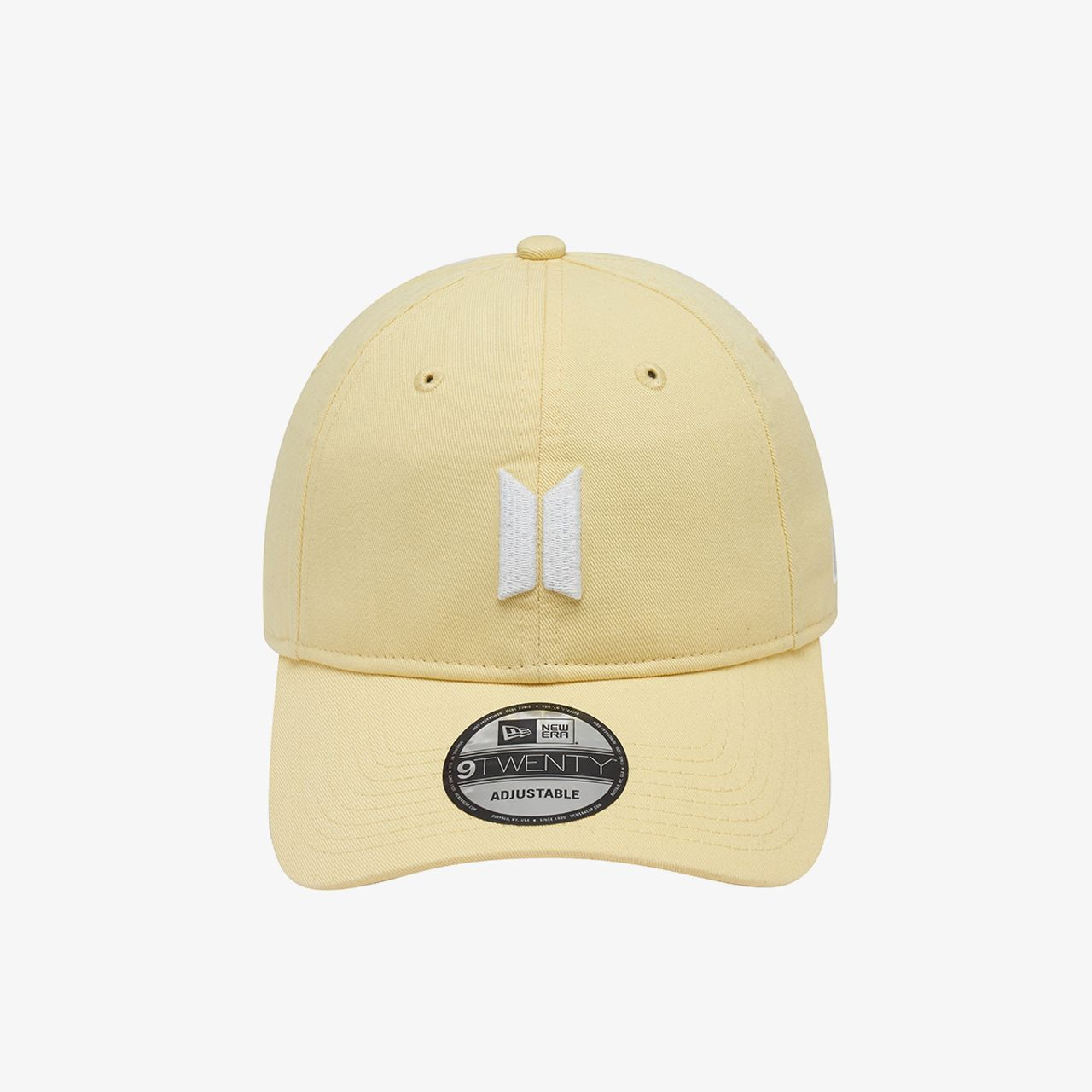 黃色BTS x New Era聯名棒球帽，特色在於其簡約大方的設計，並且適合各人羣佩戴。