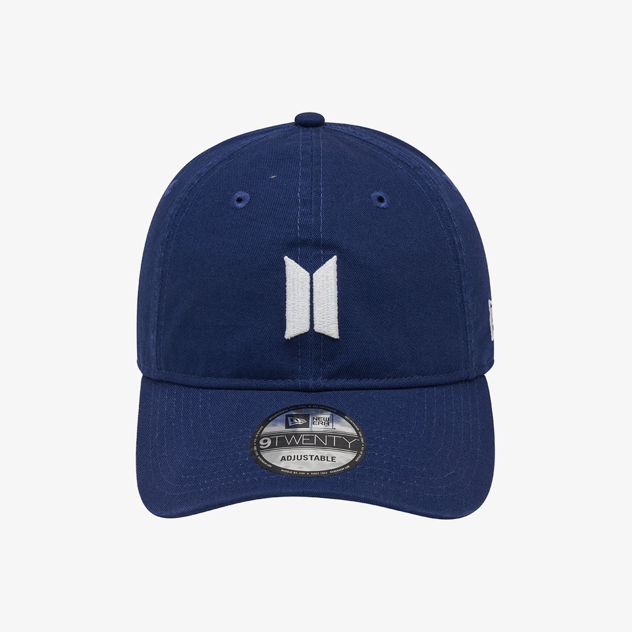 藍色BTS x New Era聯名棒球帽,為限量產品,展示著BTS的標誌,別具收藏價值。