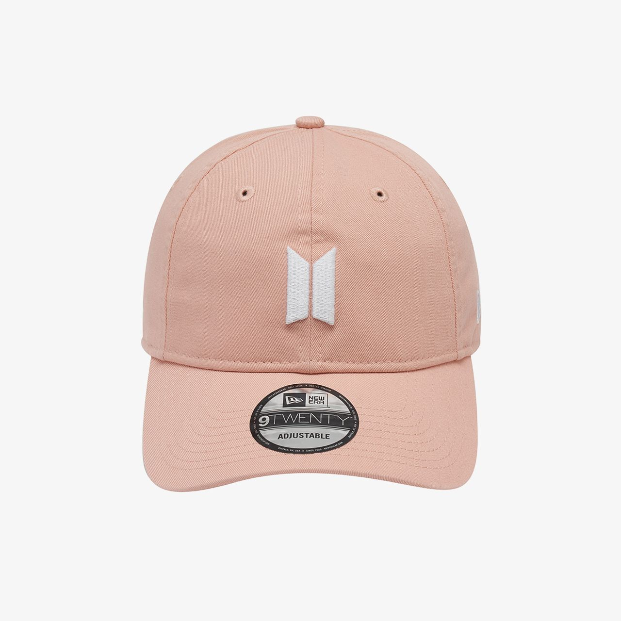 粉色BTS x New Era聯名棒球帽，以其柔和的色調吸引女性消費者的青睞。