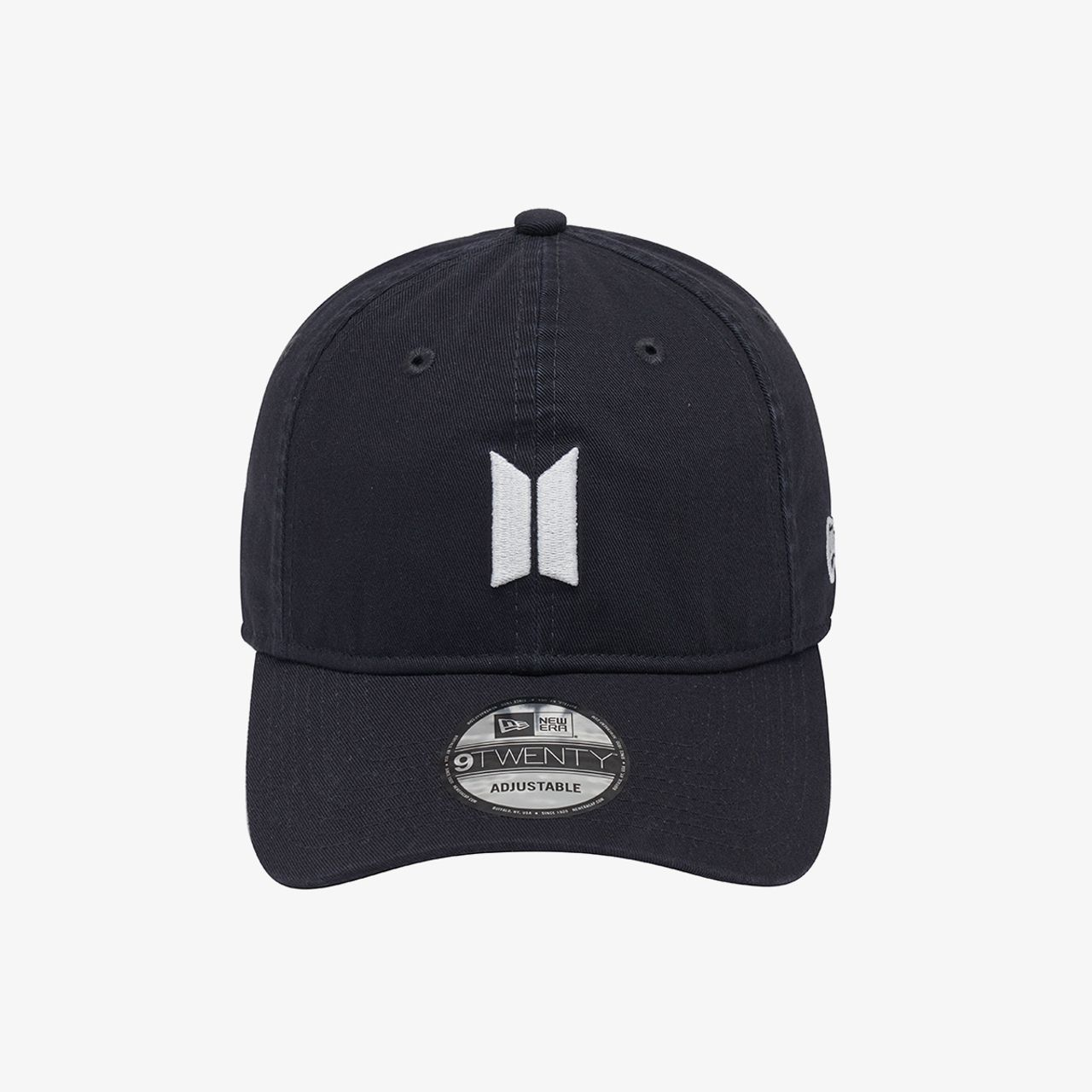 深藍色BTS x New Era聯名棒球帽，帶有穩重且經典的形象，非常耐看。