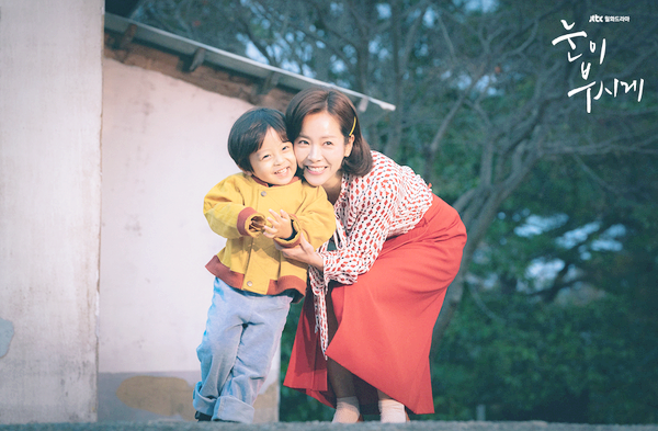 子供と一緒に遊んでいるシーン。韓国ドラマの家庭的な瞬間を象徴しています。