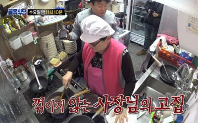 在廚房裡忙碌操做的廚師,周圍是料理器具和食材。