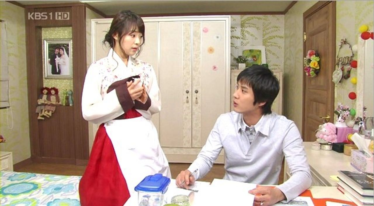 部屋に大きな結婚報告写真が飾られている韓国のインテリア