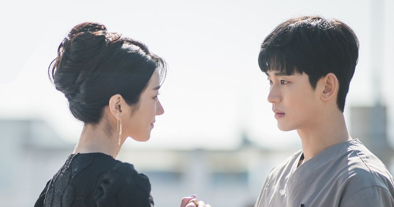 角色在韓國室外場景中進行互動，背景是晴朗的天空。