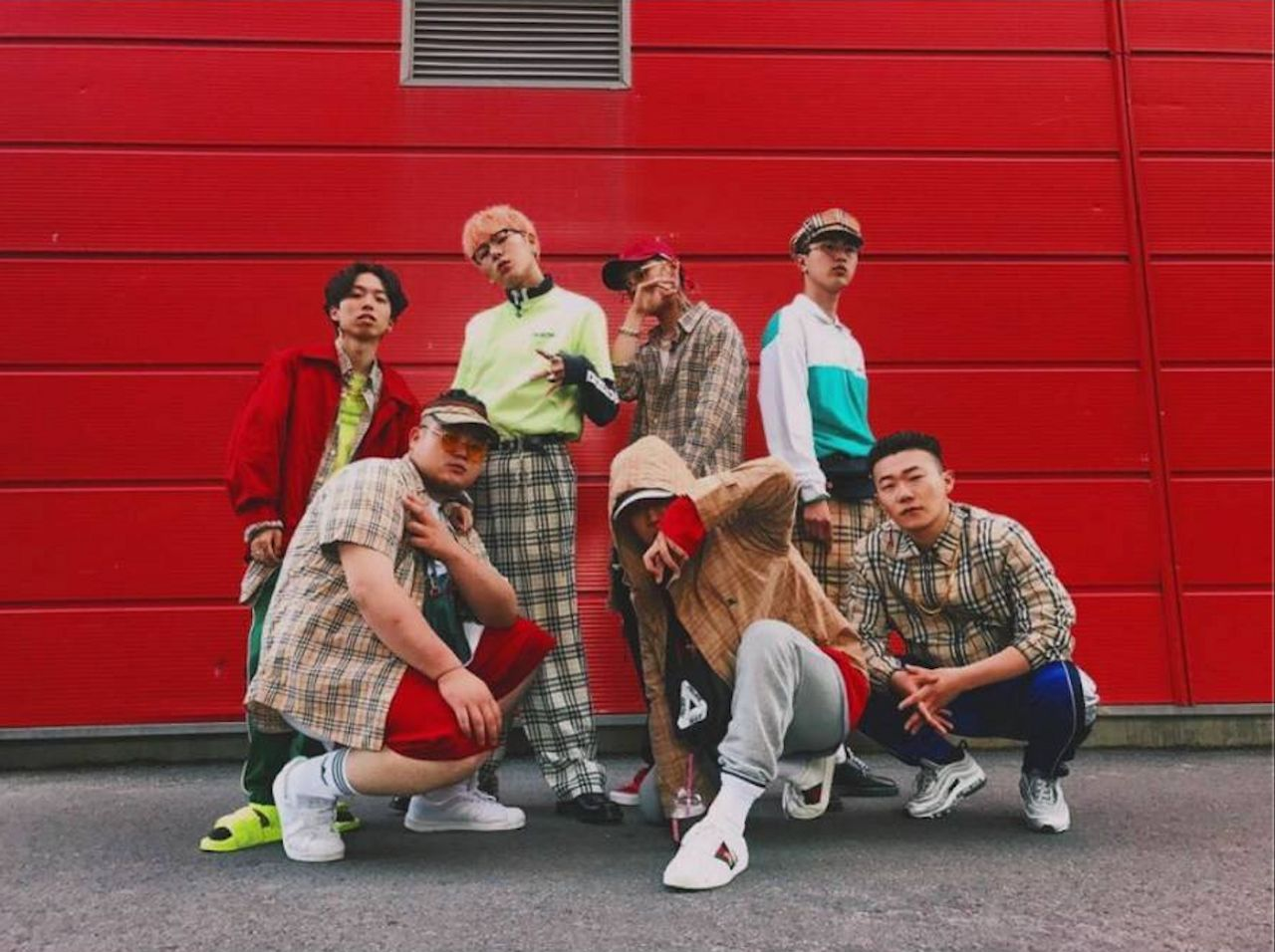 韓國時尚人士穿搭，利用寬鬆多層次的服裝以及輕鬆配件，展現獨特風格。