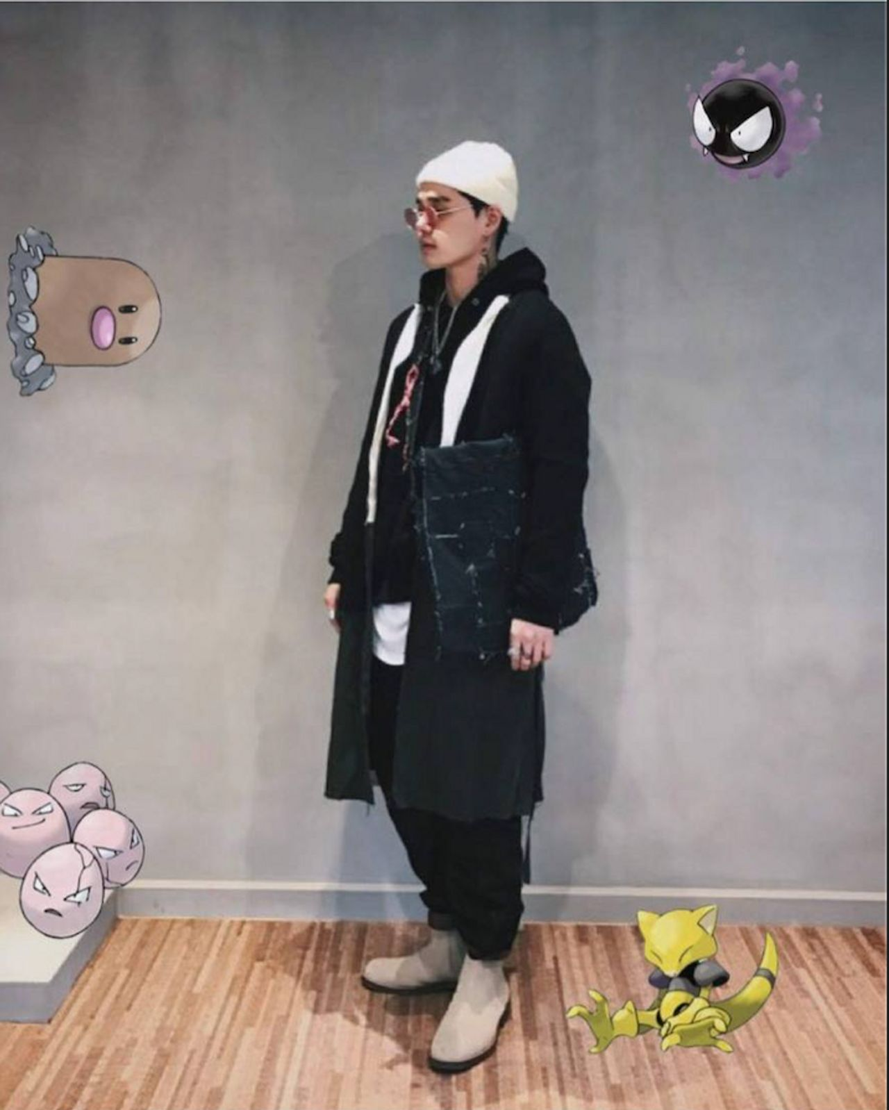 寬鬆多層次的丁德米粒風格服裝，充滿個性強烈的街頭風，牆上貼有動漫海報。