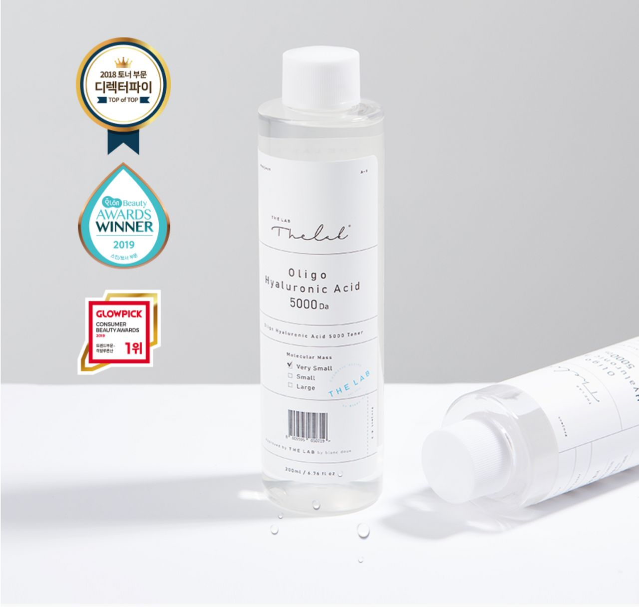 THE LAB by blanc doux 微小分子玻尿酸化妝水位於純白桌面上，產品旁邊展示了多個美容獎項獎牌，提升其產品品質背書。