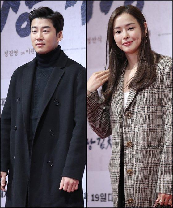 俳優のユン・ゲサンとイ・ハニが黒と茶色のコートを着て並んで立っているが、顔はぼかされている、最新の別離ニュースが報じられた写真