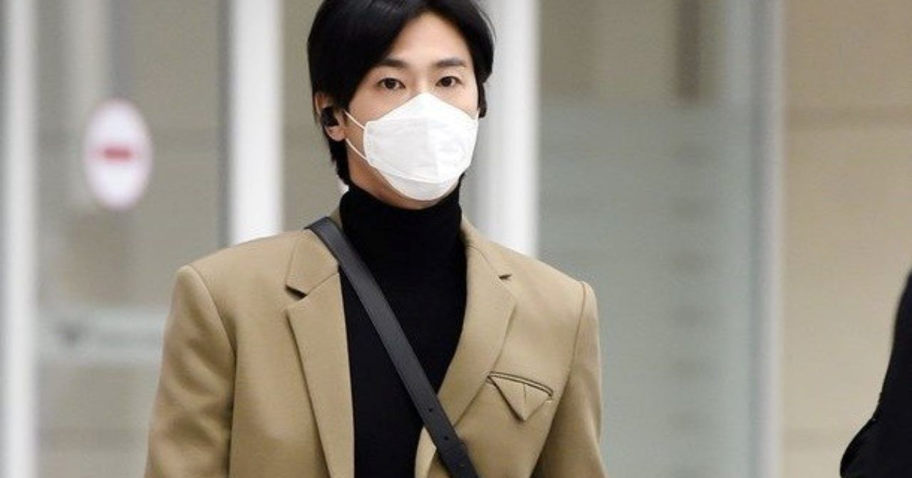 韓國明星穿著時尚的棕色大衣，展現韓國的時尚潮流。