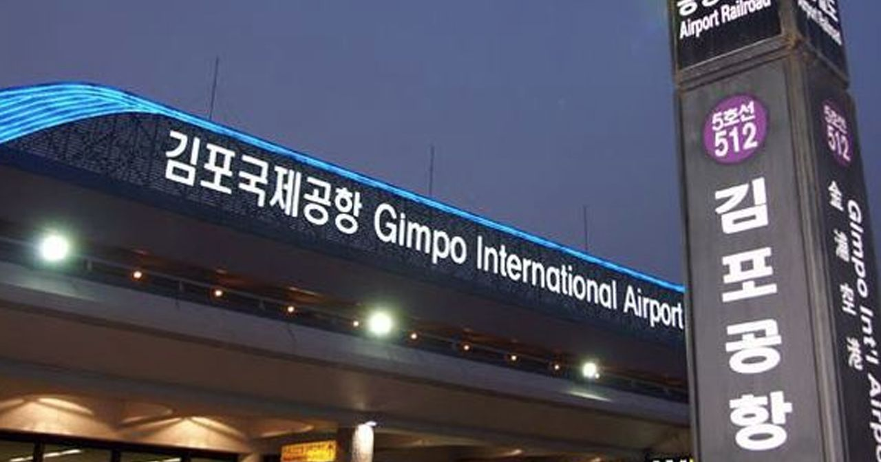 高雄至金浦航線海報，宣傳便利的航程連接臺灣和韓國，背景顯示清麗的飛機圖案。