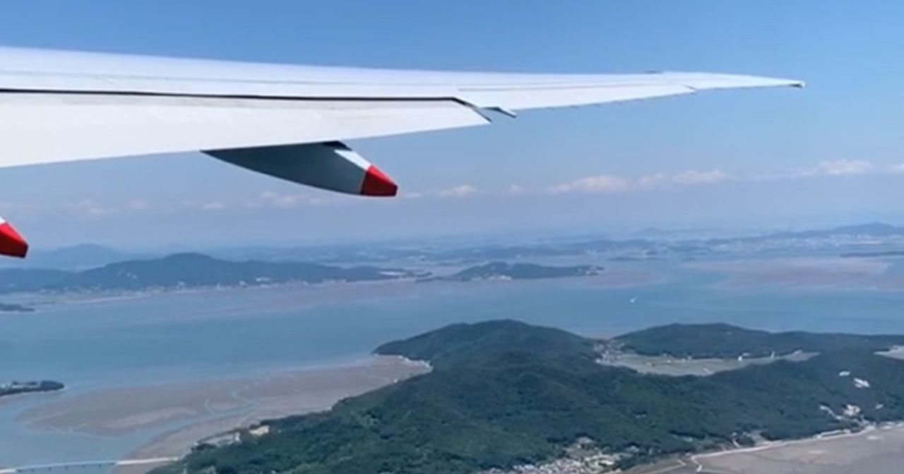 介紹移民韓國的條件，詳細列出申請所需的各種背景信息和顧忌，圖案上印有韓國國旗象徵。