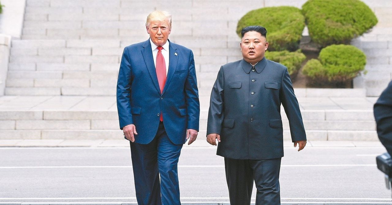 美国前总统特朗普与北韩领导人金正恩会面，展示国际外交氛围。