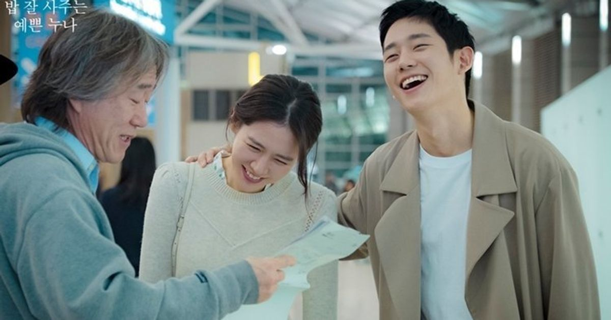 經常請吃飯的漂亮姐姐，兩位角色在機場場景拍攝。