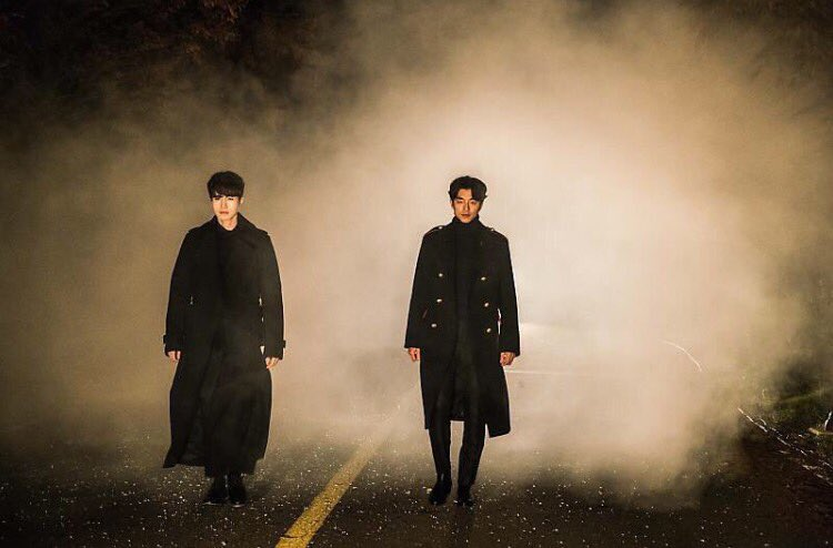 孤單又燦爛的神-鬼怪，兩位角色在夜間行走於煙霧中，穿著黑色大衣。