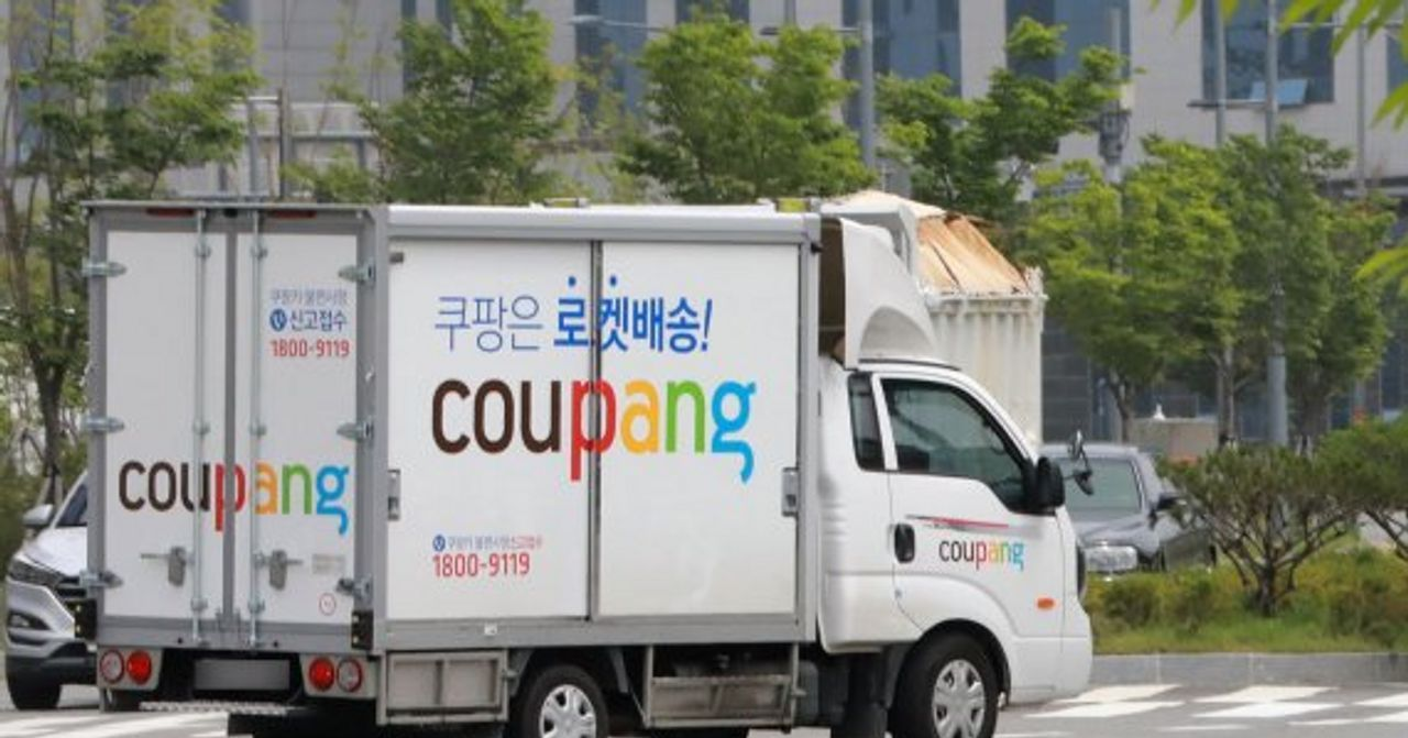 Coupang配送卡車在街上行駛，是韓國一家大型電商物流系統的一部分。