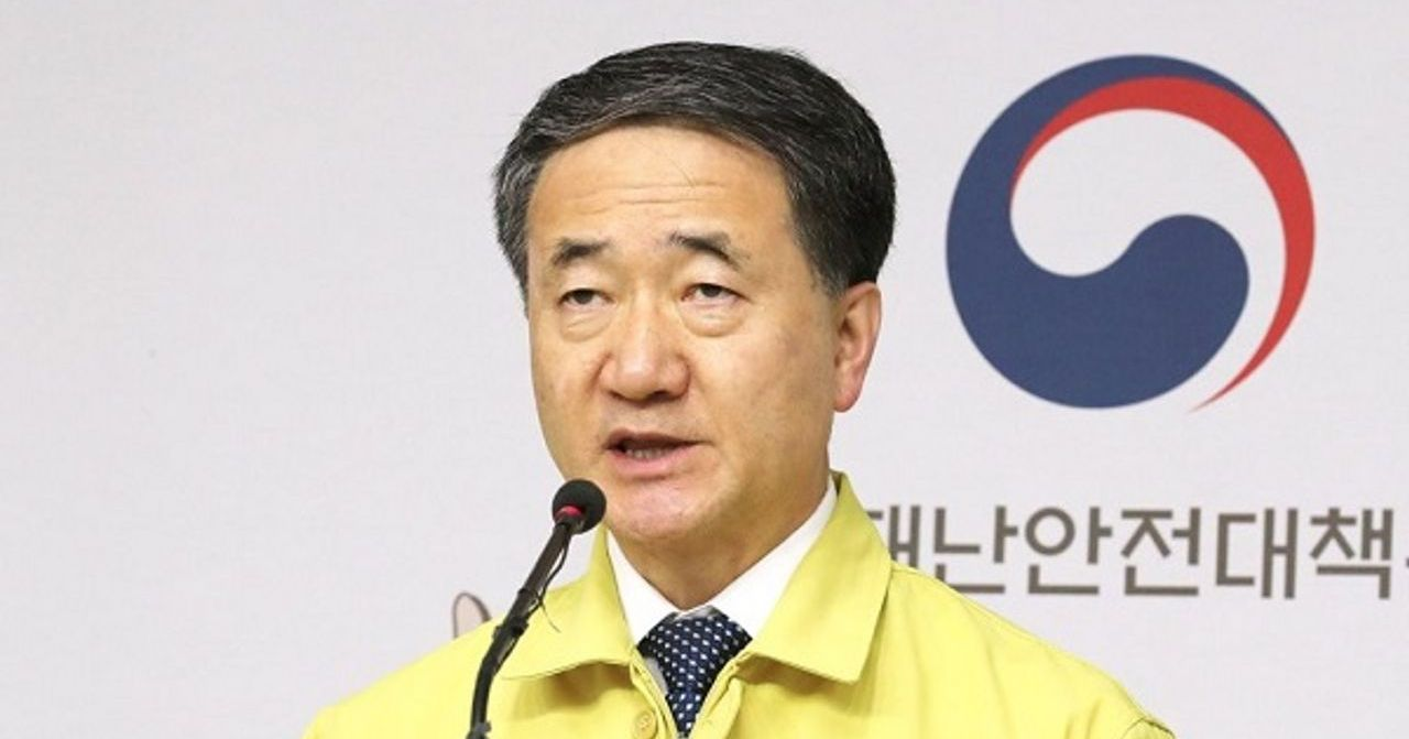 韓國政府官員穿著黃色夾克在新聞發佈會上發言，背景為防災安全標誌。