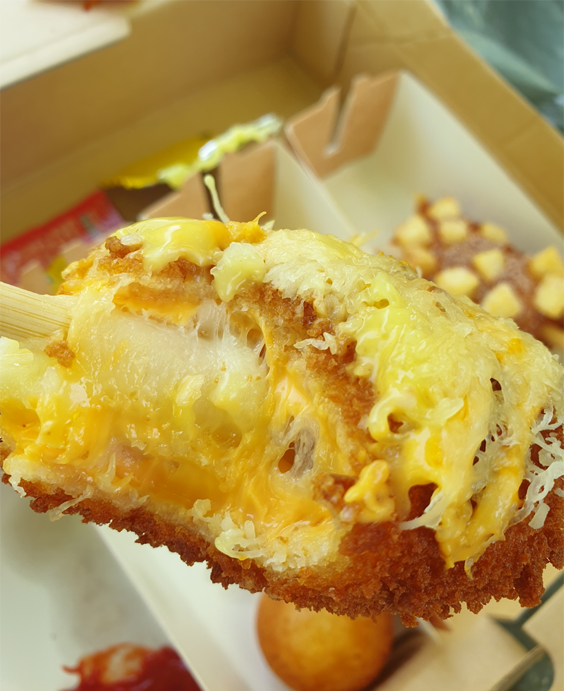 塔塔起司热狗中丰富的起司层次，诱人的奶酪口感