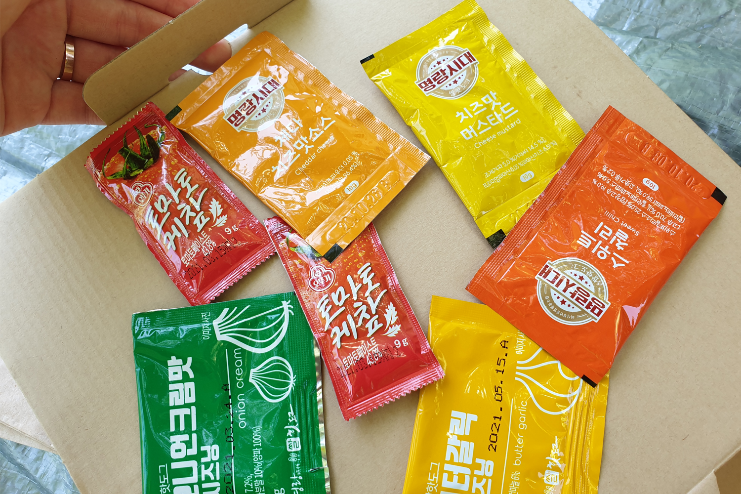 多种明朗热狗调味料，方便野餐时享用，不失口感