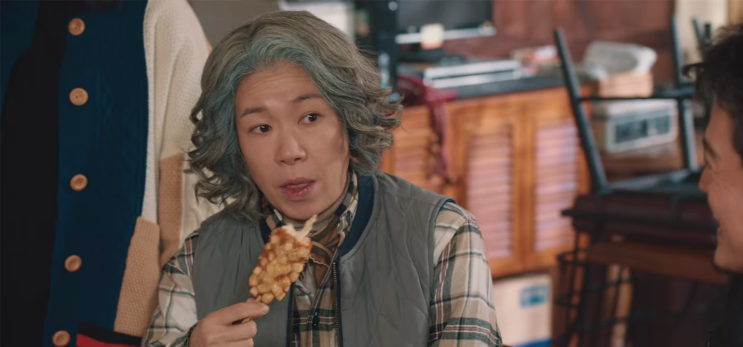 一位男子享用明朗热狗，赞赏它的美味和丰富口感