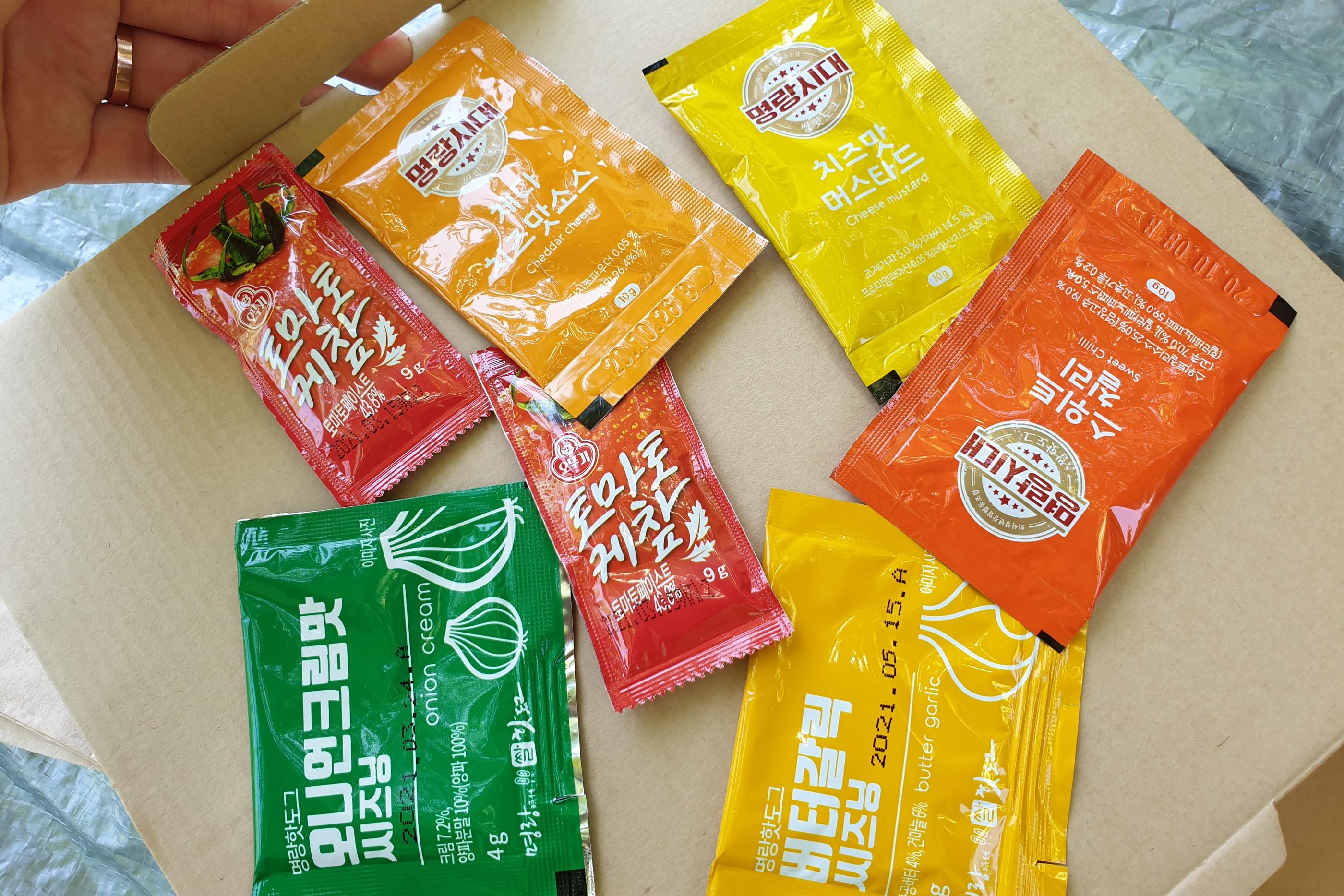 多彩なソースが一緒に入ったミョンランハッドグのセット。好きな味を見つけてオリジナルの楽しみ方ができます。