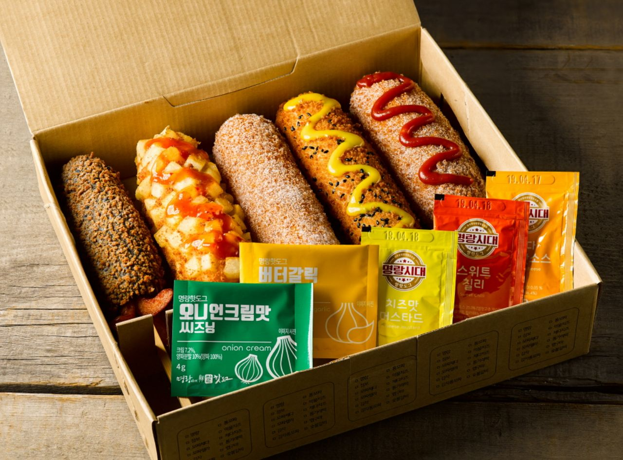 明朗热狗多种风味热狗和调味包组合，视觉诱人的套餐展示