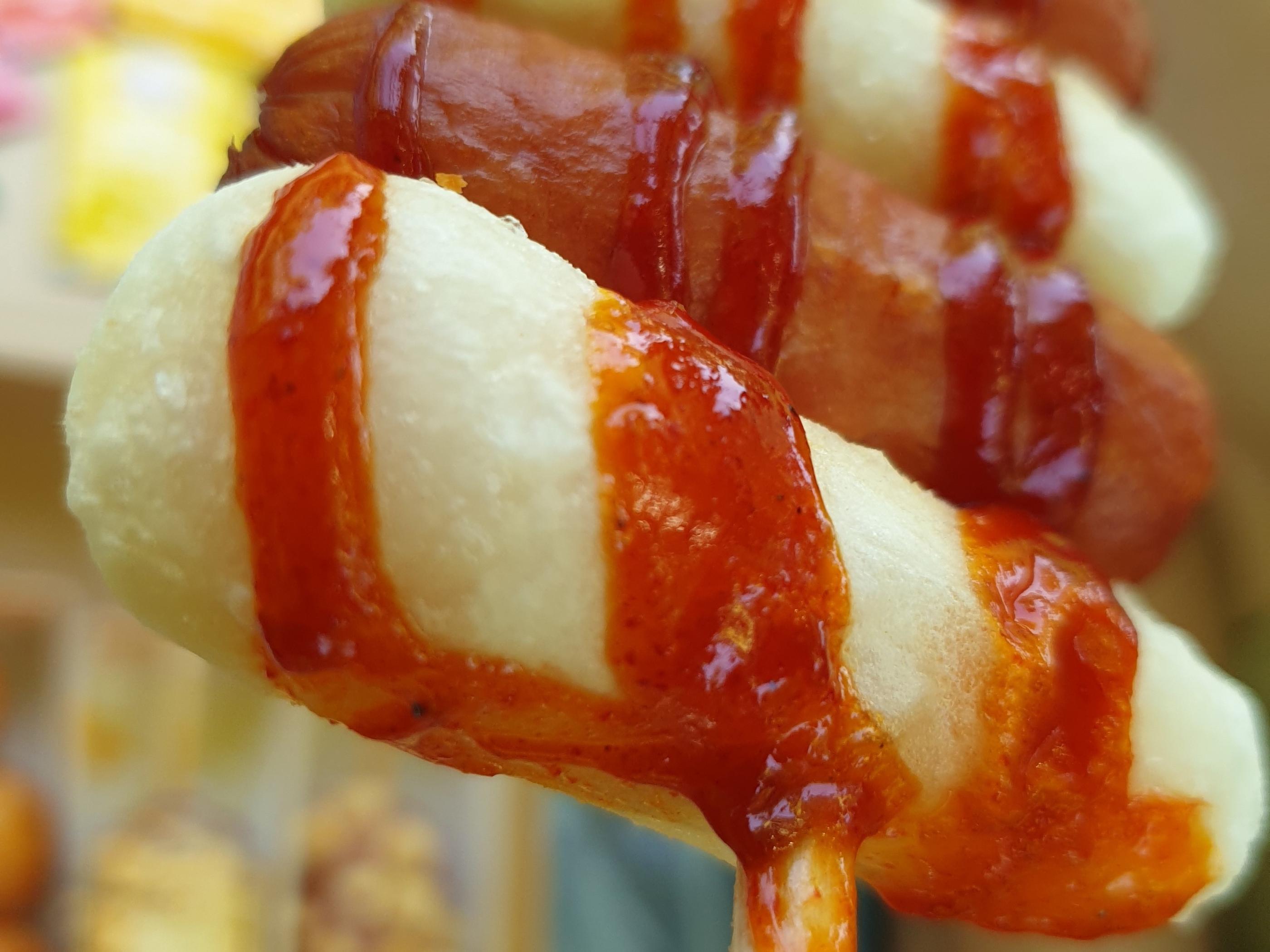 ブルダックソースがついている辛い韓国ホットドッグ。辛さの中にもちもちもちが入っています。