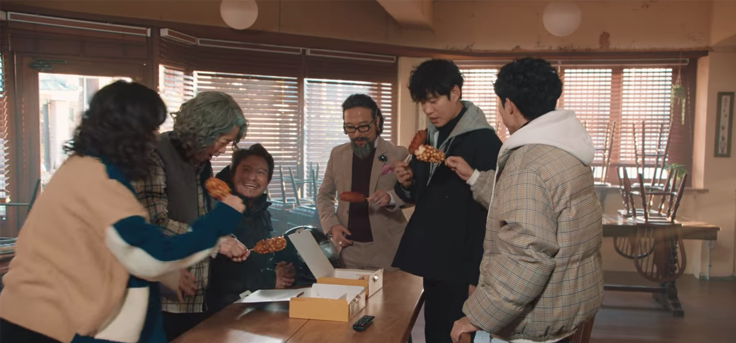 韩国电视剧《驱魔面馆》中六个人分享韩国明朗热狗套餐，凸显其受欢迎程度