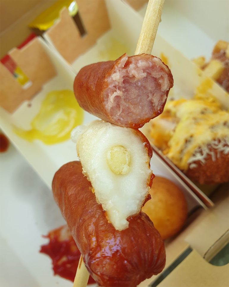 在野餐时可以享用的韩国年糕香肠串，与包装盒的背景