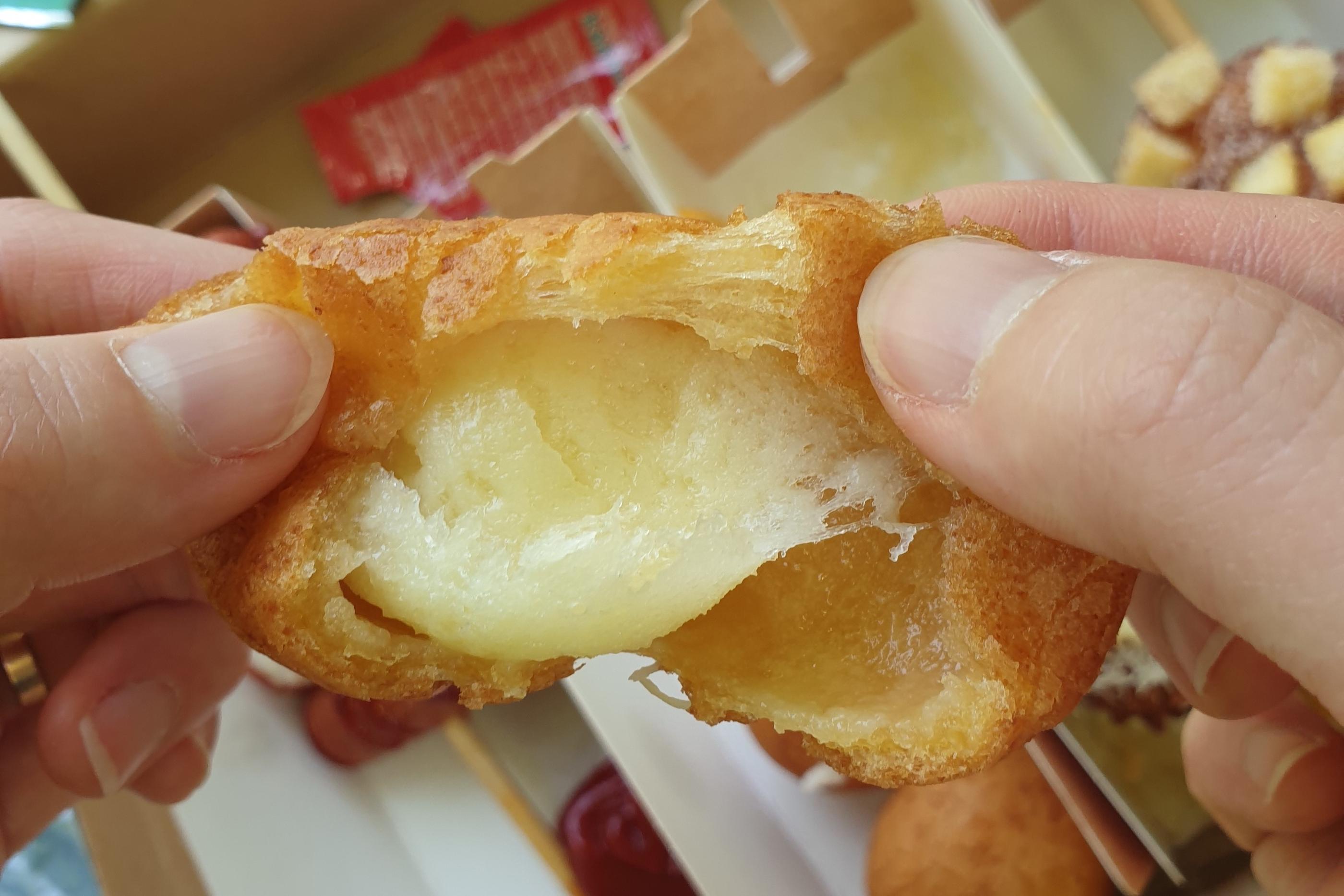 サクサク衣のチーズボール。中からはたっぷりチーズがとろけて出てきます。