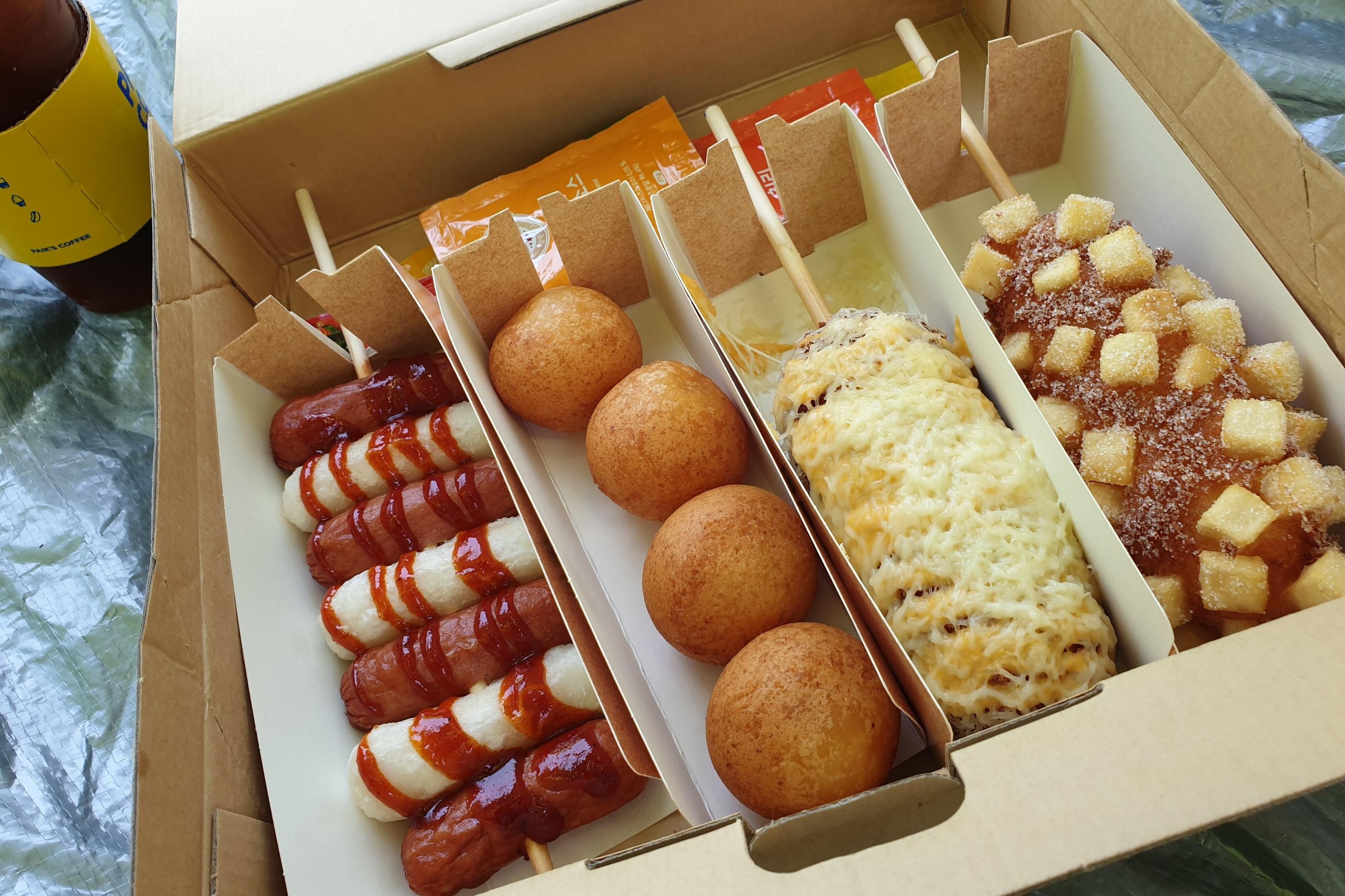 ごろごろしたポテトとチーズが特徴のミョンランハッドグ。甘いソースがかけられています。