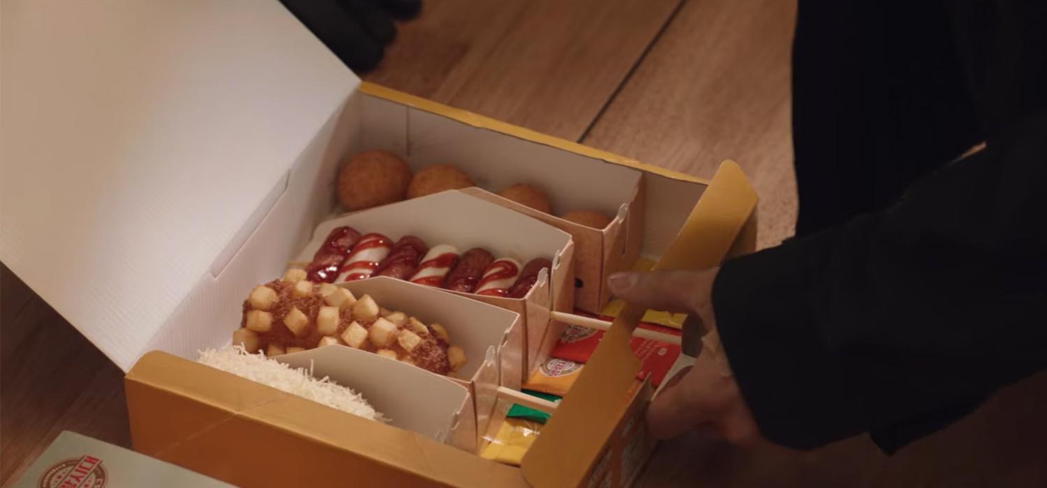 明朗热狗的休息站套餐，展示各种热狗和小吃布局