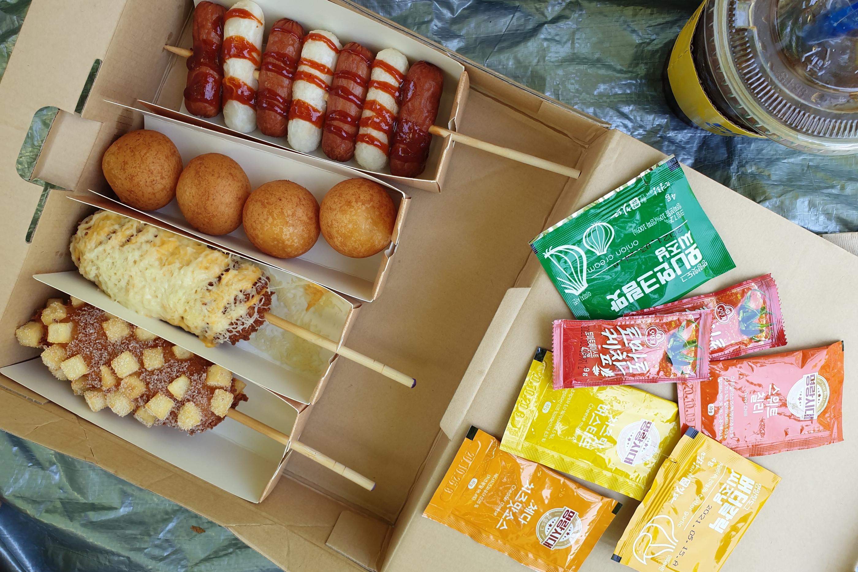 ミョンランハッドグのサイドメニュースタンド。美味しそうなチーズボールとフライドポテトが目を引きます。