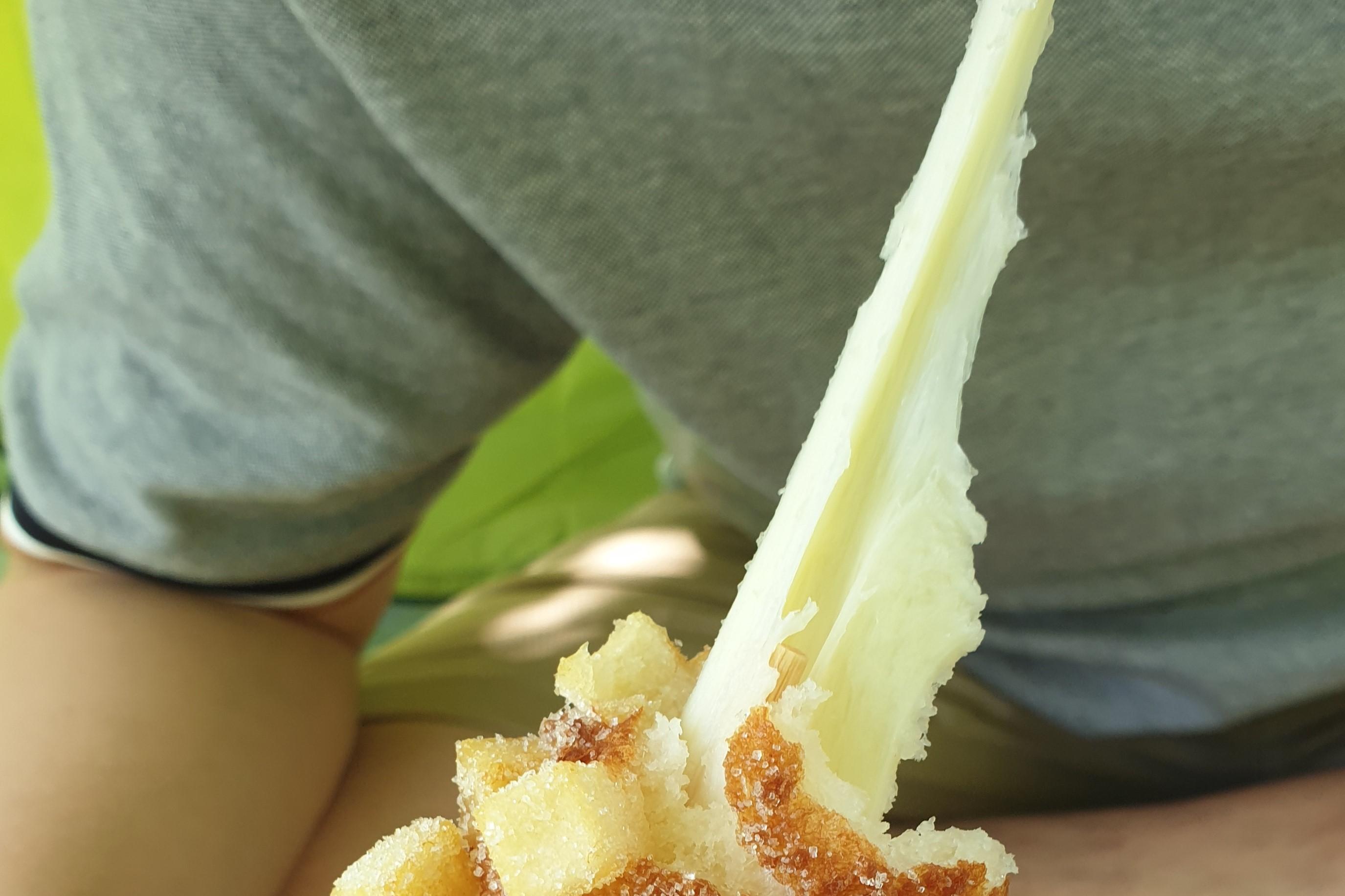 サクサクポテトチーズハッドグ。マスタードをつけて味の変化を楽しむことができます。