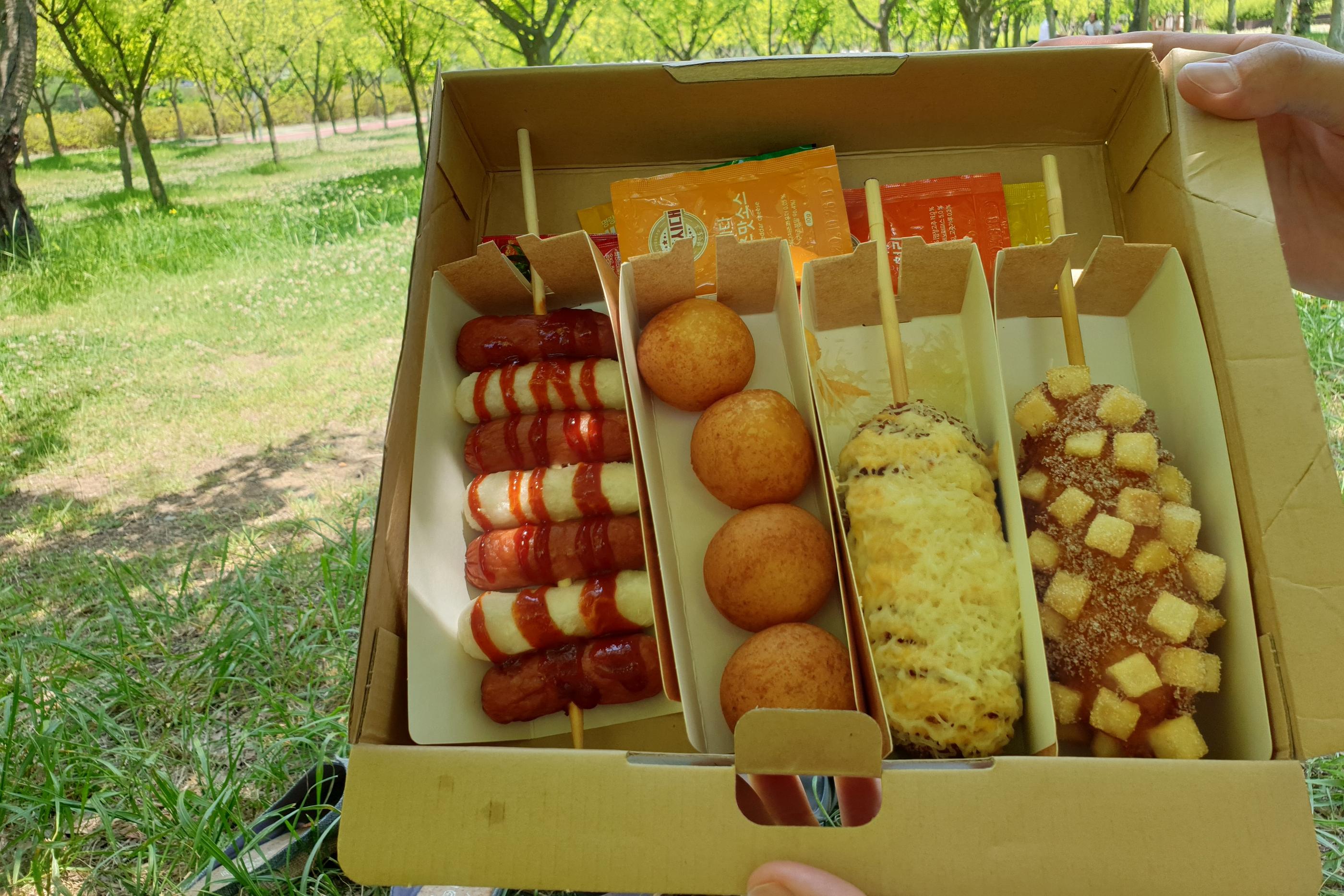 ミョンランハッドグの容器。中には色々な種類のハッドグとスティックがぎっしり詰まっています。