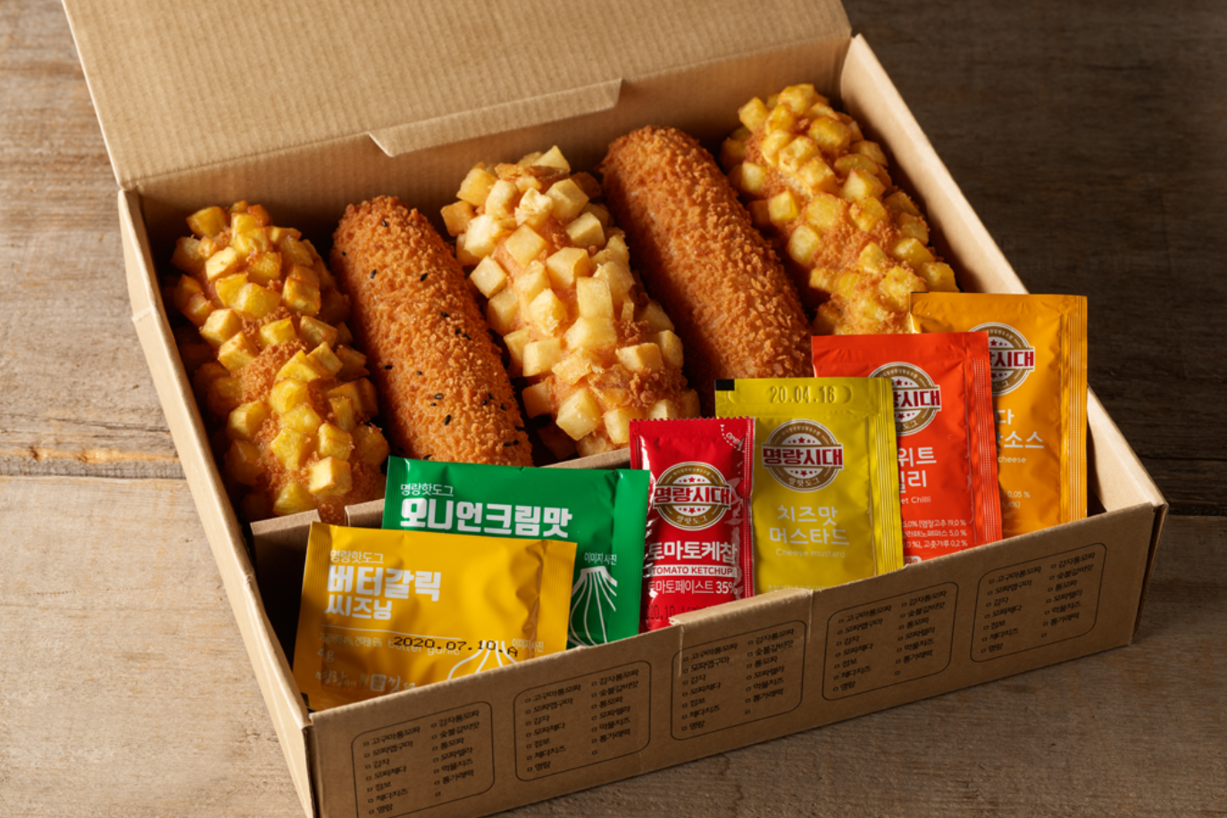 韓国で人気のチーズハッドグセット。ケチャップとマスタードがかかった美味しそうなビジュアル。