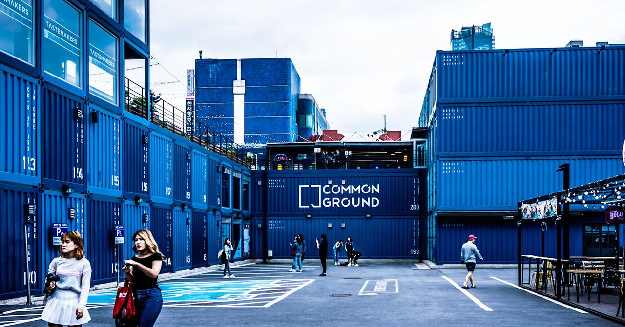 서울 건대에 위치한 커먼 그라운드(Common Ground)의 외관, 파란 색상의 컨테이너 박스들이 쌓여 있는 독특한 쇼핑몰의 전경.